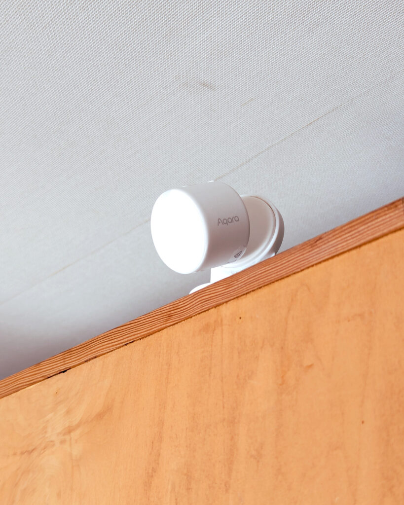 天井際のスペースへ違和感なく納まるよう固定